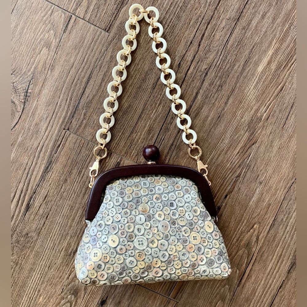 Handmade Genuine Leatherrelief Buttonpatternpush-Lockclutch/Crossbody